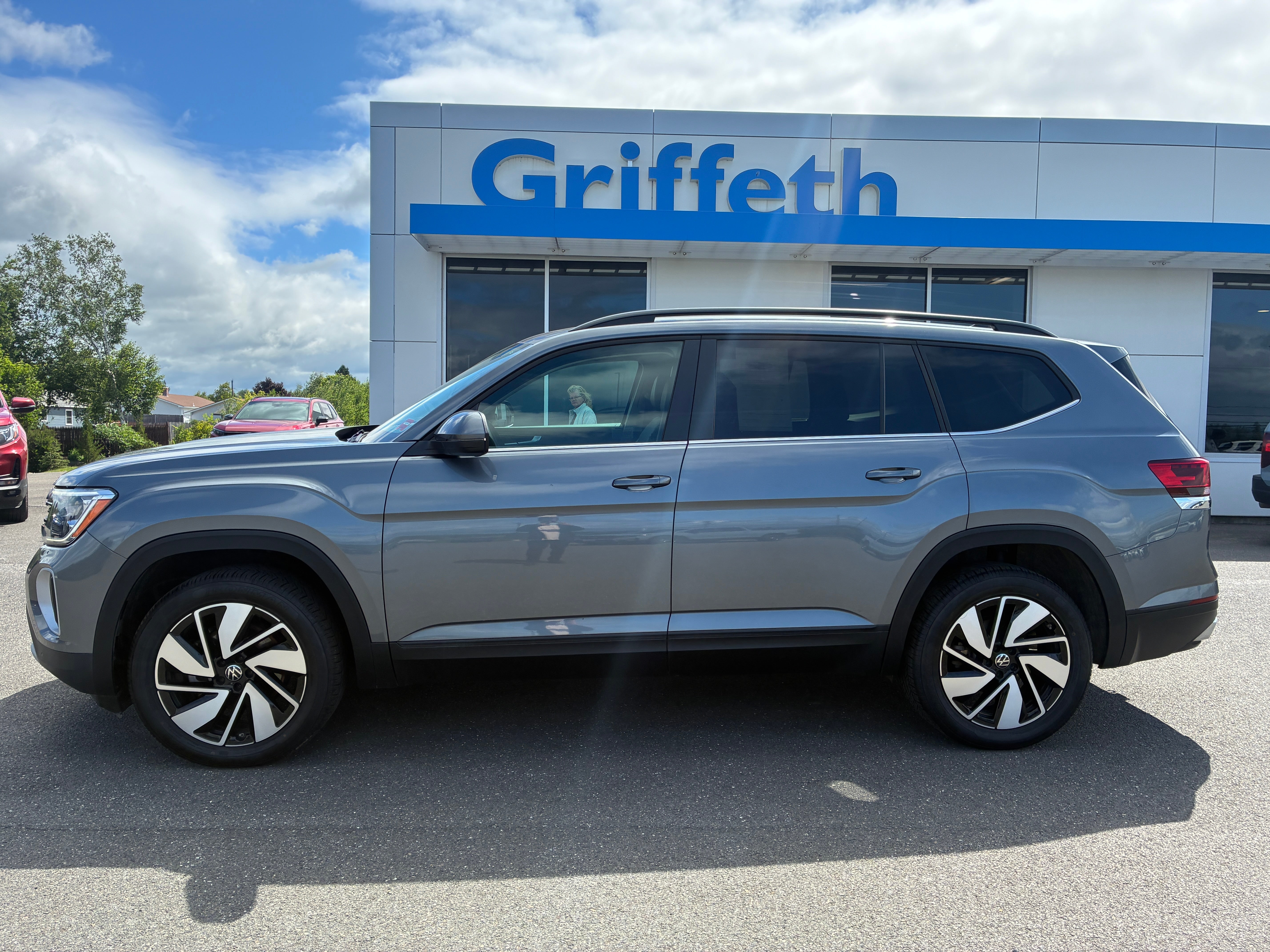 2025 Volkswagen Atlas 2.0T SE w/Technology