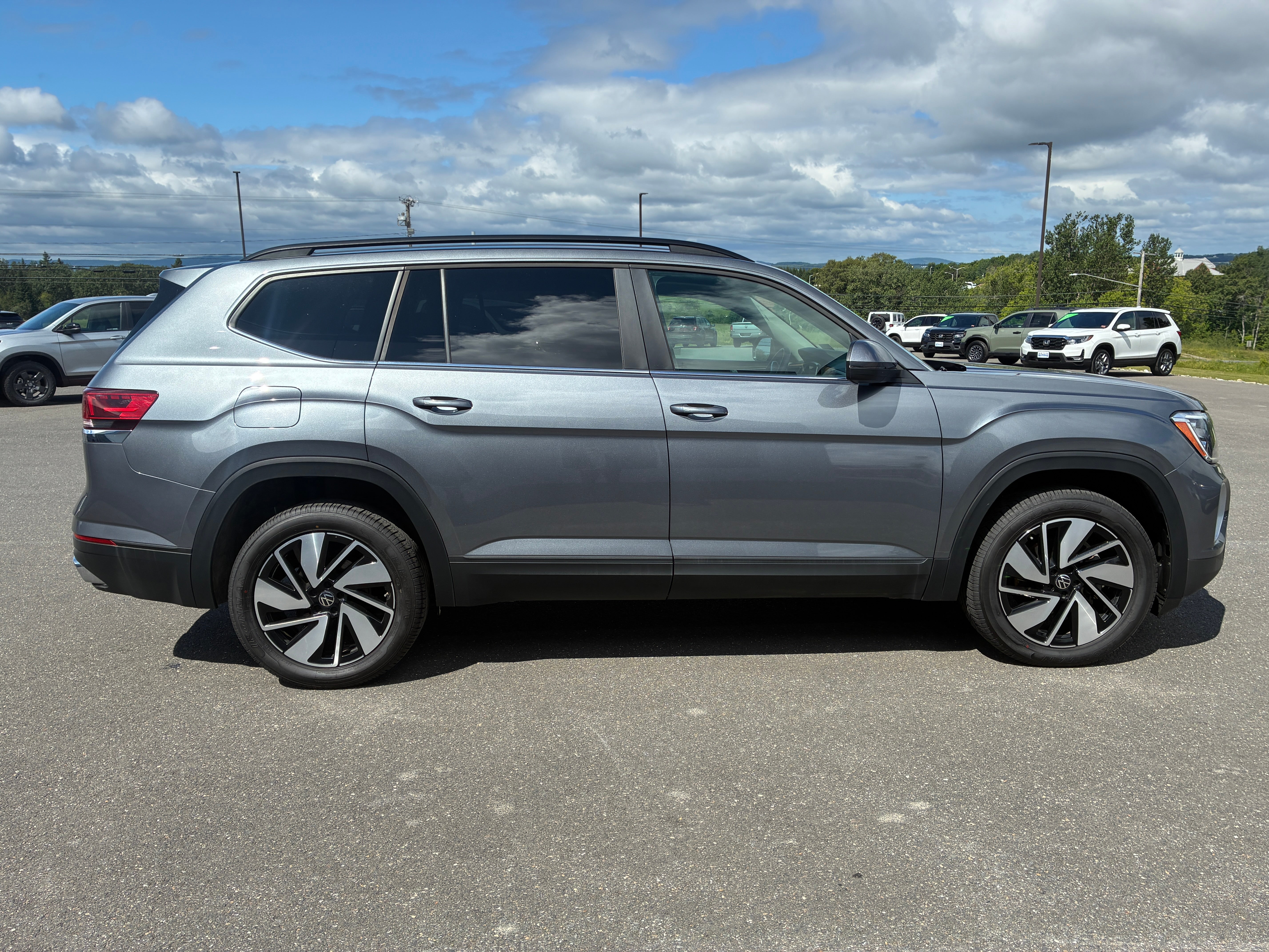 2025 Volkswagen Atlas 2.0T SE w/Technology
